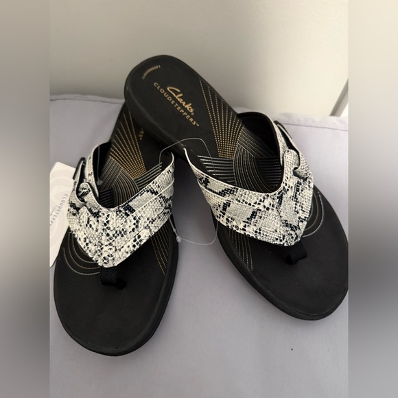 NWT!! Clarks Women's Black and White Sandals- size 7 - Picture 2 of 5